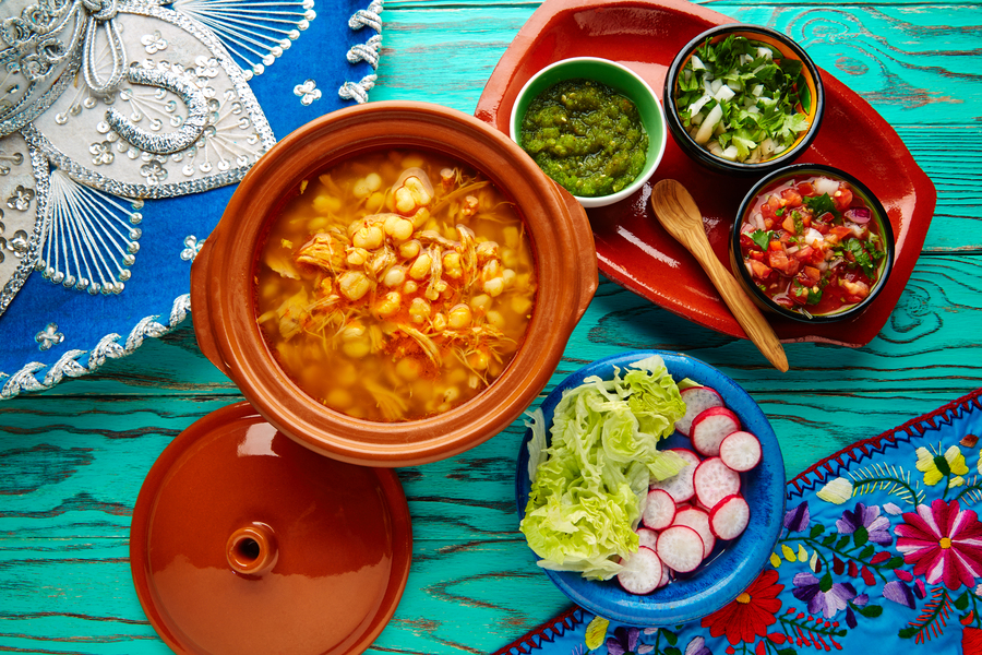 Pozole preparado con granos de maíz y carne de puerco, platillo tradicional de México y Riviera Maya