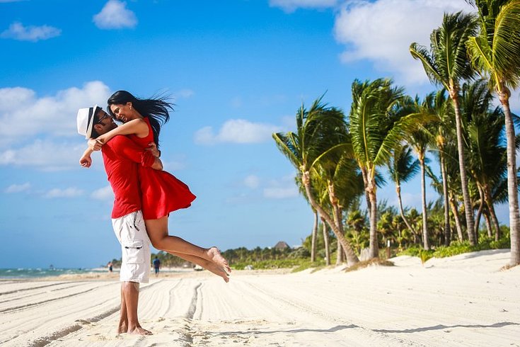 Couple at the beach in their honeymoon at Riviera Maya
